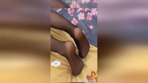 挠女生脚心视频